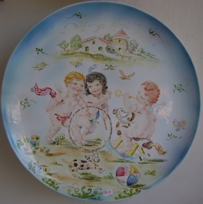 Ceramiche d-Arte di Albisola - Piatto in maiolica con scena di putti che giocano.